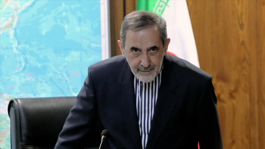Ali Akbar Velayati, el director del Centro de Estudios Estratégicos del Consejo de Discernimiento del Sistema de la República Islámica de Irán, antes de reunirse con el representante especial del secretario general de las Naciones Unidas para Afganistán en Teherán (capital iraní), 29 de enero de 2017.