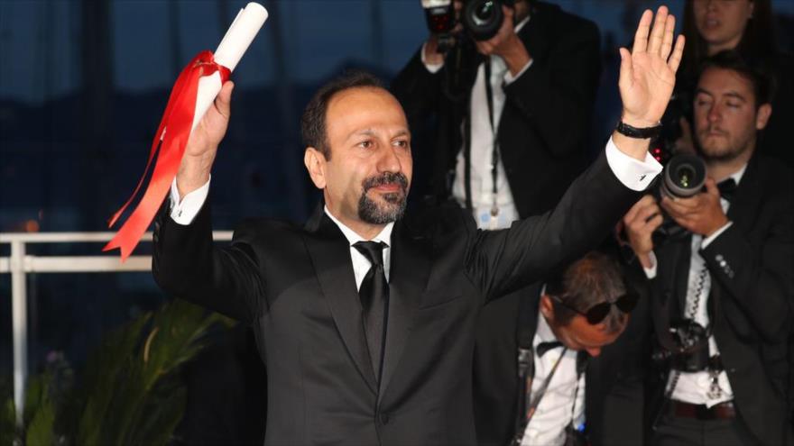 El director iraní Asqar Farhadi celebra su éxito en el festival de Cannes, tras ganar el premio de mejor guión por su película ‘El Vendedor’, 22 de mayo de 2016.