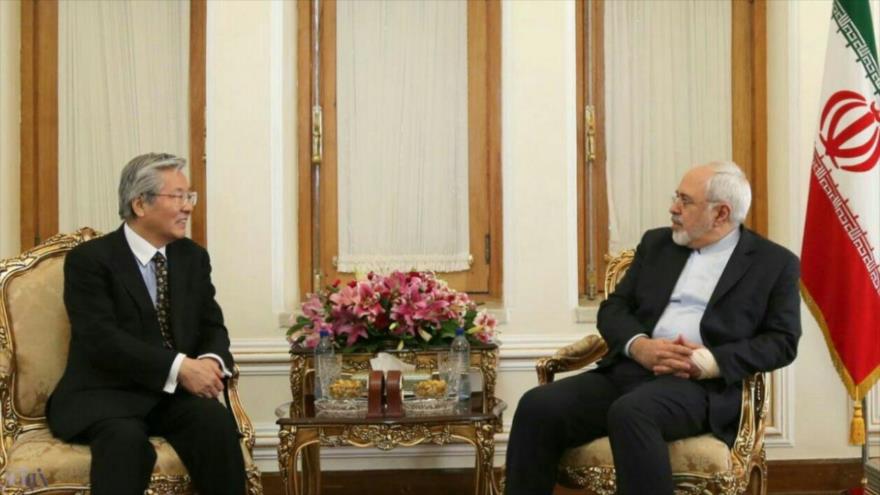 El canciller iraní, Mohamad Yavad Zarif, durante una reunión con el representante especial del secretario general de las Naciones Unidas en Afganistán, Tadamichi Yamamoto, en Teherán, la capital persa, 29 de enero de 2017.