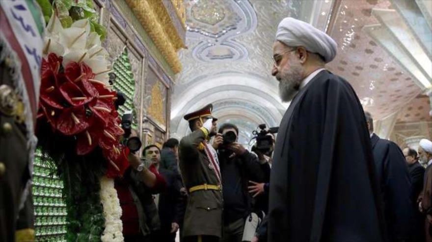Hasan Rohani, presidente de Irán, en el mausoleo del Imam Jomeini, fundador de la República Islámica de Irán (la paz sea con él), 30 de enero de 2017.