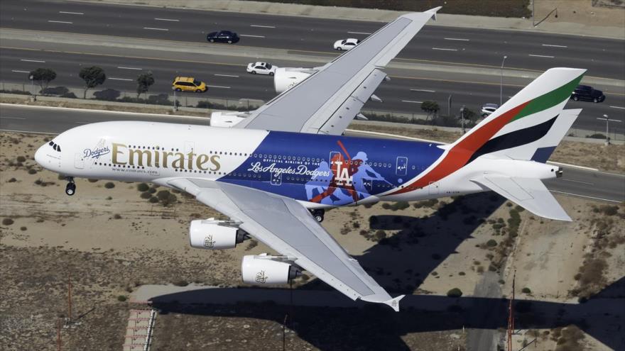 Un avión Airbus A380 de la compañía aérea Emirates en el Aeropuerto Internacional de Los Ángeles, ciudad sita en el oeste de Estados Unidos, 18 de septiembre de 2016.
