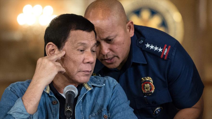 El presidente de Filipinas, Rodrigo Duterte (izad.), habla con el director general de la Policía Nacional de Filipinas, Ronald Dela Rosa, durante una rueda de prensa en el palacio de Malacanang en Manila (capital), 30 de enero de 2017.
