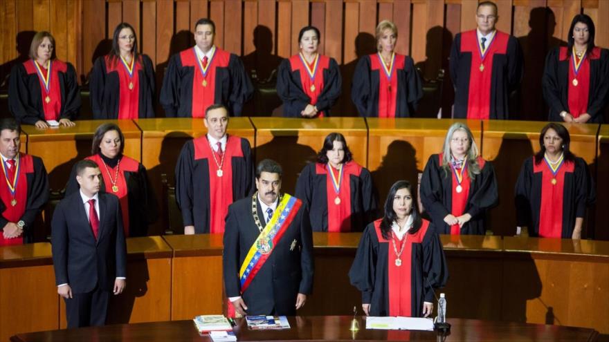El presidente de Venezuela, Nicolás Maduro (centro), participa en los actos protocolares del inicio del año judicial en el Tribunal Supremo de Justicia, 29 de enero de 2016.