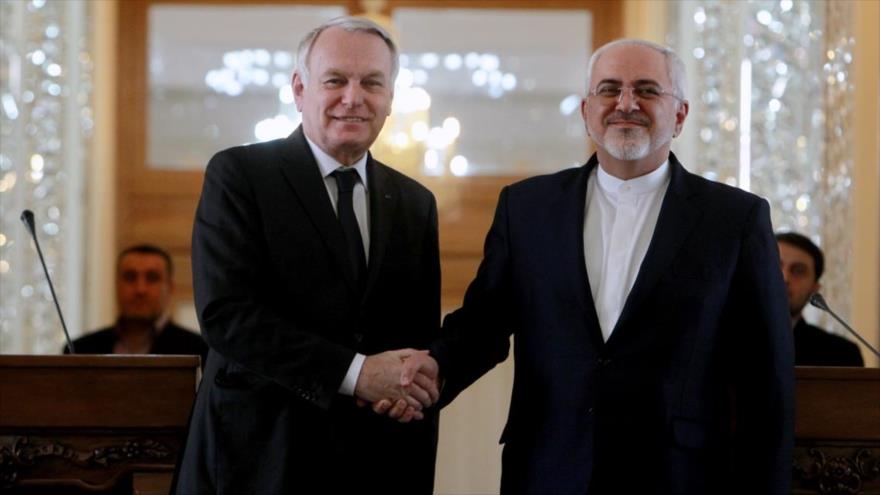 Los ministros de Asuntos Exteriores de Irán y Francia, Mohamad Yavad Zarif (dcha.) y Jean-Marc Ayrault, respectivamente, conceden una rueda de prensa en Teherán, capital persa, 31 de enero de 2017.