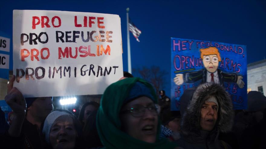 Los estadounidenses se han congregado frente a la Corte Suprema de Estados Unidos para protestar contra el decreto migratorio del presidente Donald Trump, Washington, 30 de enero de 2017.