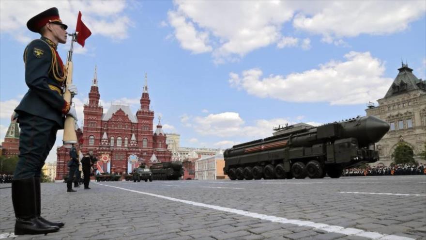 Una lanzadera de misiles nucleares RS-24 Yars durante el ensayo para un desfile militar en Moscú, 7 de mayo de 2016.