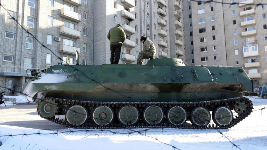 Soldados ucranianos a bordo de un vehículo blindado de transporte de personal en Avdiivka, perteneciente a la autoproclamada república de Donetsk, en Ucrania, 30 de enero de 2017.