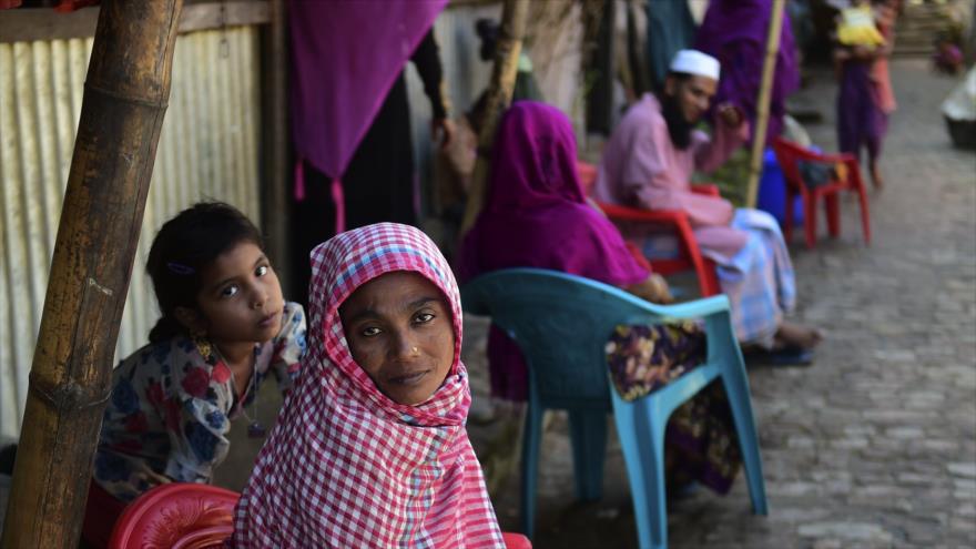 Integrantes de la minoría musulmana rohingya en un campo de refugiados en Teknaf, Bangladés, 26 de enero de 2016.