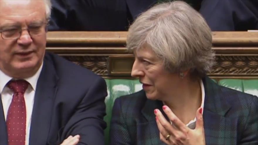 El ministro británico para el brexit, David Davis (izqda.) habla con la primera ministra del Reino Unido, Theresa May, en el Parlamento durante el debate para aprobar el desencadenamiento del proceso formal de la salida de este país de la Unión Europea (UE). 31 de enero de 2017 