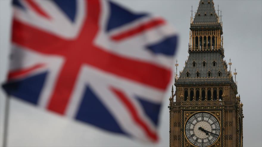 La bandera nacional británica, enarbolada cerca de la torre Elizabeth en Londres, capital británica.