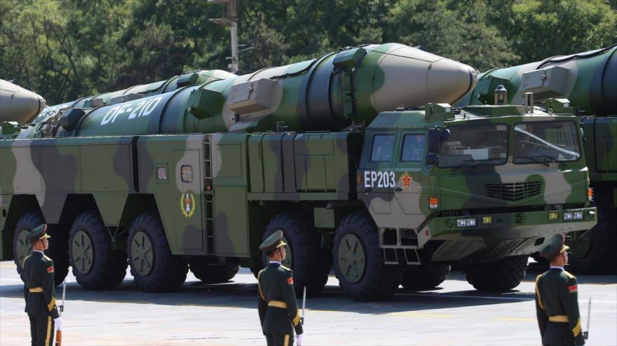 Camiones transportan misiles Dong Feng 21D, un misil balístico chino de medio alcance, durante un desfile militar.