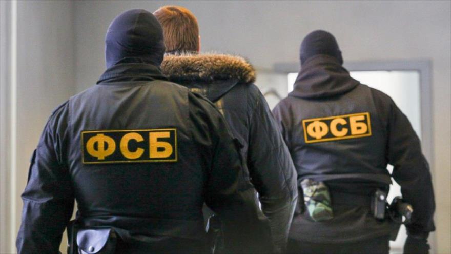 Las fuerzas del Servicio Federal de Seguridad ruso (FSB, en ruso) detienen a un delincuente.