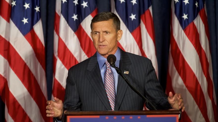 Michael Flynn, asesor de Seguridad Nacional del presidente de EE.UU., Donald Trump, ofrece un discurso ante el público. 