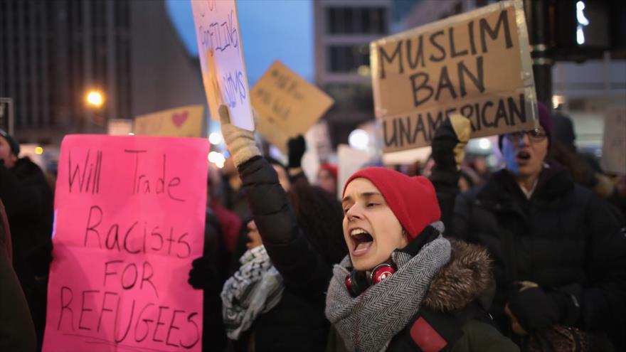 Cientos de estadounidense se manifiestan contra la orden migratoria del presidente Donald Trump, Chicago, estado de Illinois, 1 de febrero de 2017.