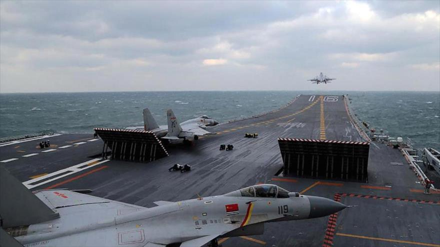 Aviones de combate chinos J-15 que se lanzan desde el portaaviones de Liaoning durante maniobras militares en el Pacífico, 23 de diciembre de 2016.