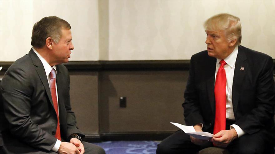 El rey de Jordania, Abdolá II (izda.), se reúne con el presidente de los Estados Unidos, Donald Trump, 2 de febrero de 2017.