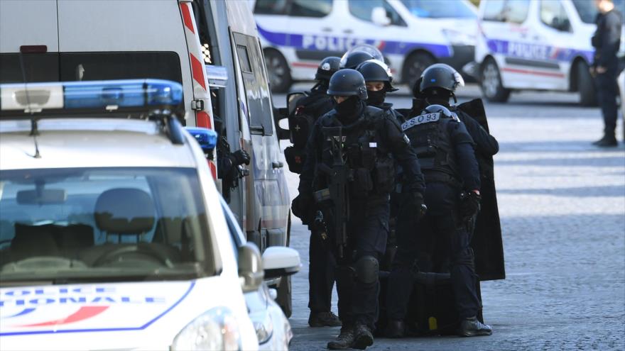 Hombre ataca con un machete a un soldado francés cerca de Louvre
