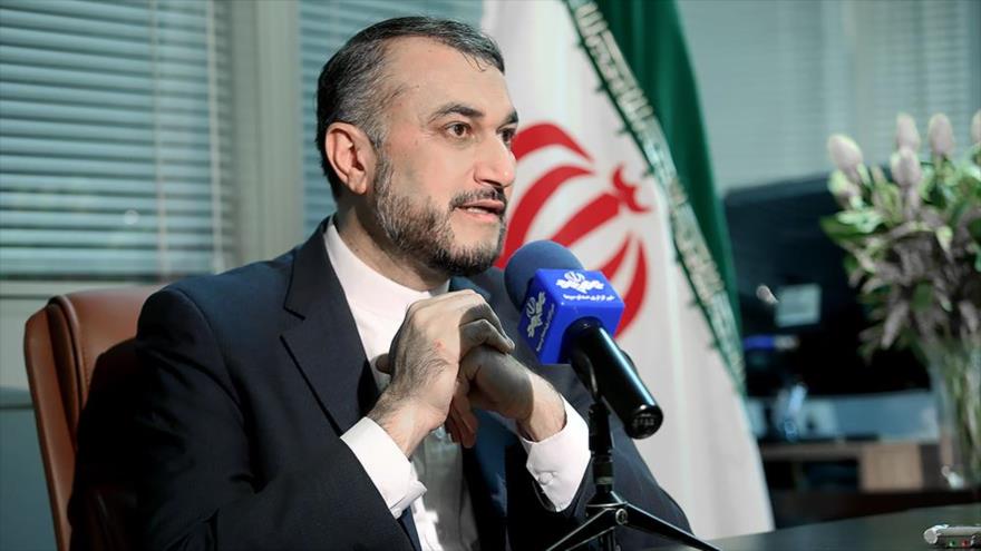 El director general para Asuntos Internacionales de la Asamblea Consultiva Islámica de Irán (Mayles), Husein Amir Abdolahian, durante una entrevista con la Radio y Televisión de Irán.