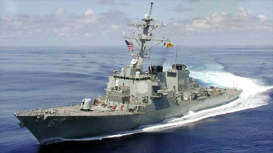 El destructor estadounidense USS Cole navega en las aguas del mar Rojo.