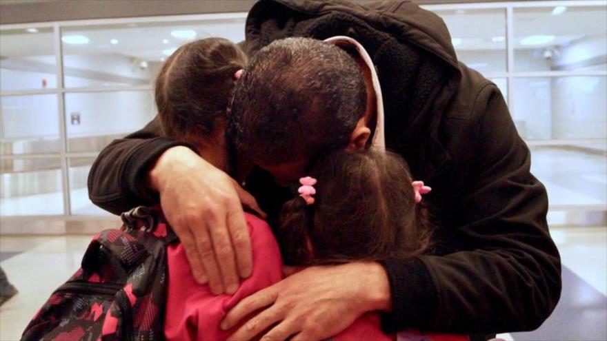 Un jordano abraza a sus hijas recién llegadas de Ammán tras su reencuentro en más de 2 años en el Aeropuerto Internacional John F. Kennedy en la ciudad estadounidense de Nueva York, 2 de febrero de 2017.