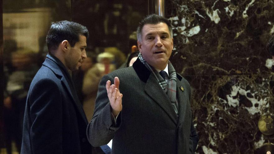El multimillonario estadounidense Vincent Viola llega a la Trump Tower para reunirse con el entonces presidente electo Donald Trump en Nueva York, 16 de diciembre de 2016.