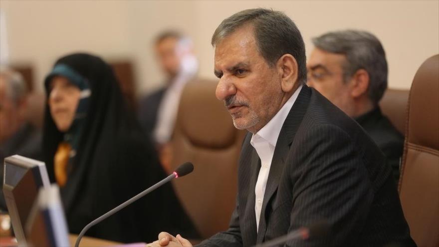 El primer vicepresidente iraní, Eshaq Yahanguiri, habla durante una reunión en el edificio del Ministerio del Interior en Teherán (capital), 4 de febrero de 2017.