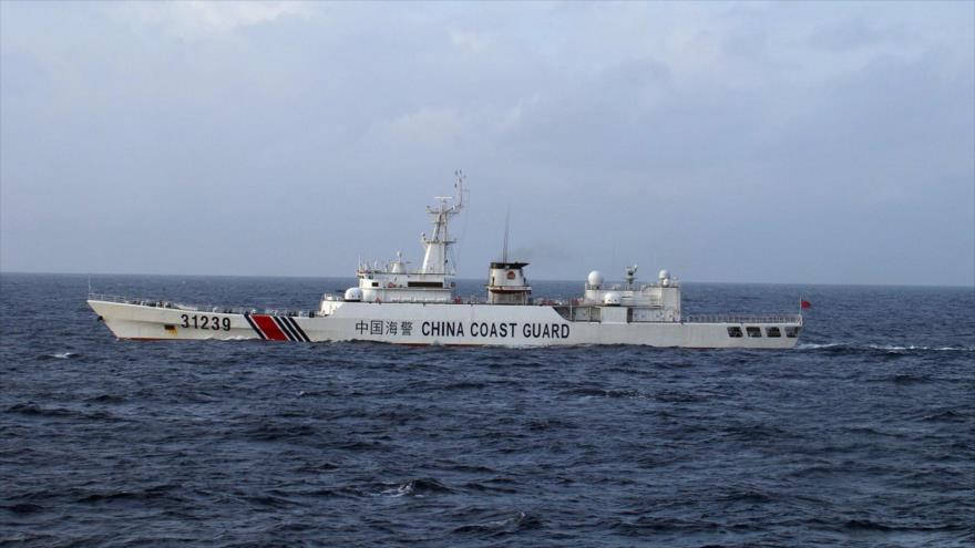 Un buque de la guardia costera china patrulla cerca de las islas de Senkaku (Diaoyu en chino) que China y Japón se disputan, 22 de diciembre de 2015.