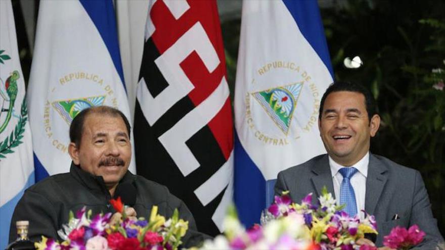 Los presidentes de Nicaragua, Daniel Ortega (izda.), y de Guatemala, Jimmy Morales, en una reunión celebrada en Managua, capital nicaragüense, 24 de noviembre de 2015.