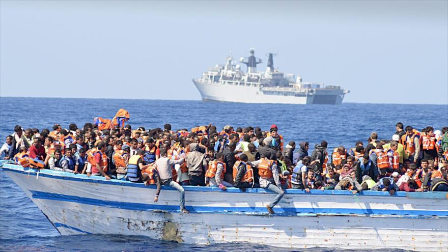 Emigrantes a bordo de una barcaza intentan alcanzar Europa, el 5 de octubre de 2015.