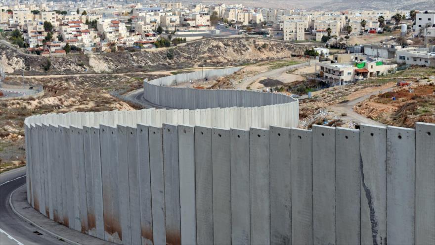 El muro de separación, conocido como el Muro de Apartheid, construido por el régimen israelí.