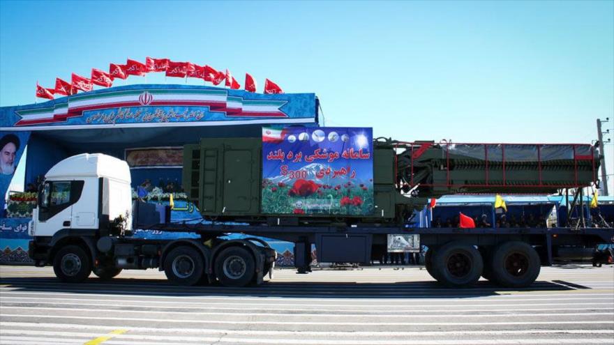 Desfile de camiones que transportan los sistemas de defensa antimisiles S-300 en la conmemoración del Día Nacional del Ejército en Teherán, 17 de abril de 2016.