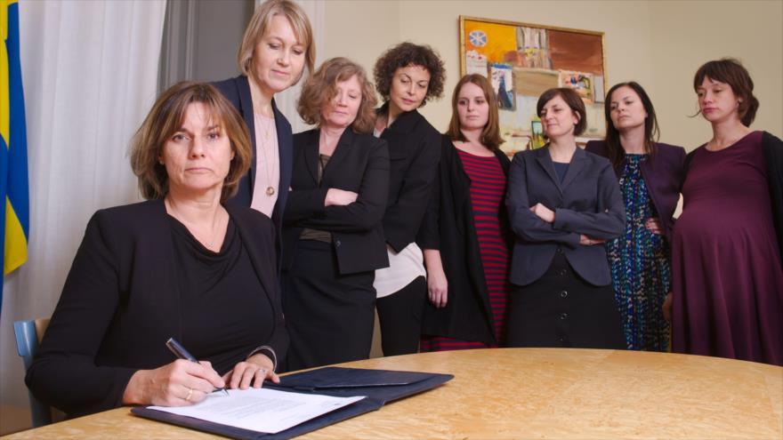 La vice primera ministra de Suecia, Isabella Lovin (izda.), firma una remisión de la ley climática, 1 de febrero de 2017.