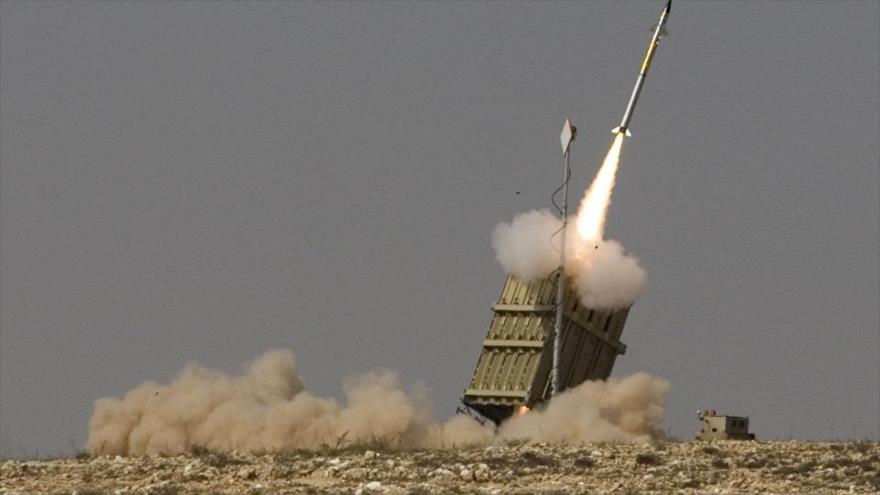 Lanzamiento de un misil antiaéreo por las fuerzas de guerra israelíes en una maniobra.
