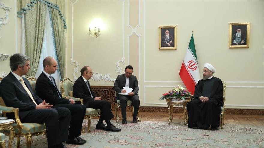 El presidente de Irán, Hasan Rohani (dcha.), recibe al nuevo embajador de Portugal en Teherán, Joao José Corte Real (tercero izqda), 5 de febrero de 2017.