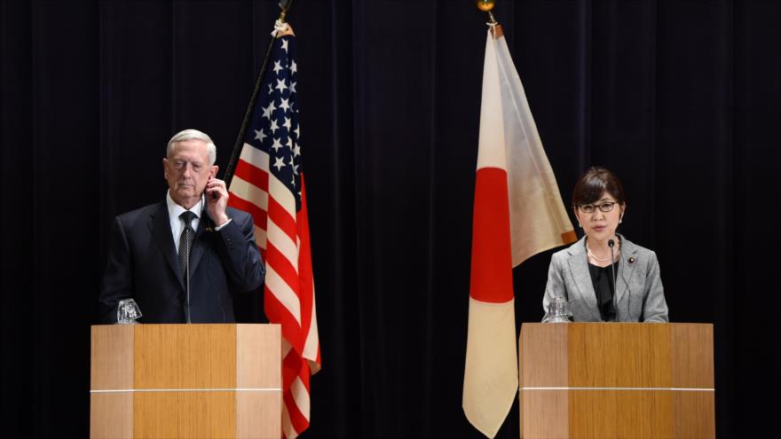 El secretario de Defensa de Estados Unidos, James Mattis, escucha a la ministra de Defensa japonesa, Tomomi Inada, durante una conferencia de prensa conjunta en Tokio, 4 de febrero de 2017. 