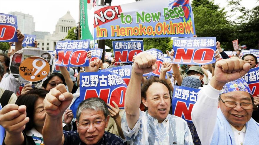 Los japoneses protestan contra el plan de la reubicación de la Estación Aérea del Cuerpo de Marines (MCAS, por sus siglas en inglés) Futenma de la ciudad de Ginowan a la zona costera de Henoko, en Okinawa.