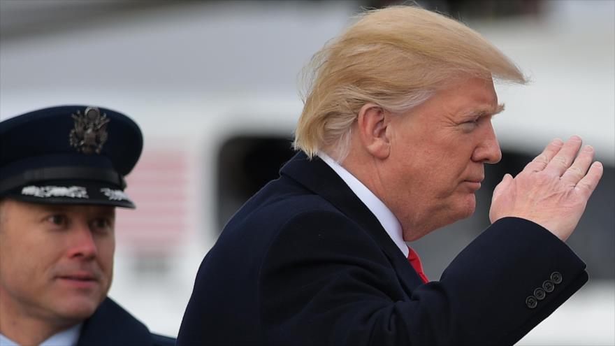El presidente de los Estados Unidos, Donald Trump, antes de partir de la base aérea de Andrews en Maryland, con destino a Palm Beach (Florida), 3 de febrero de 2017.