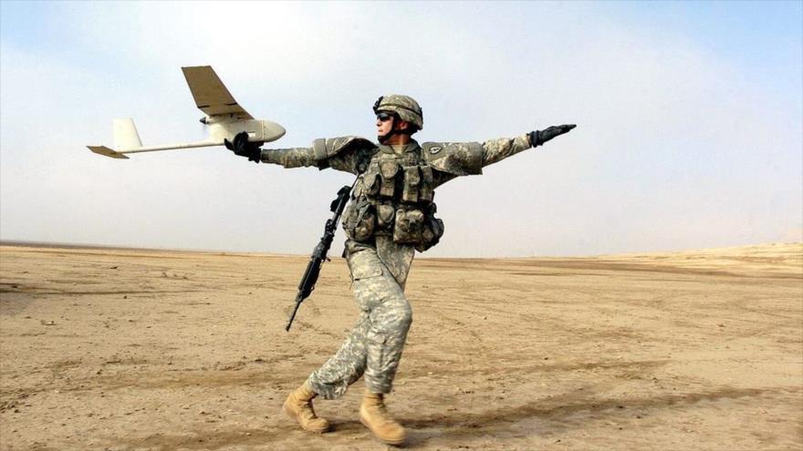 Un soldado estadounidense se prepara para lanzar un dron RQ-11 Raven, de fabricación norteamericana, en Irak, 22 de noviembre de 2006.