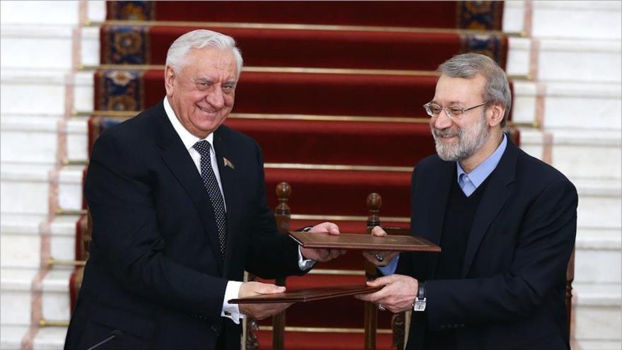 El presidente del Parlamento iraní, Ali Lariyani (dcha.), y su homólogo de la Asamblea Nacional de Bielorrusia, Mijail Myasnikovich, reunidos en Teherán, capital persa. 6 de febrero de 2017