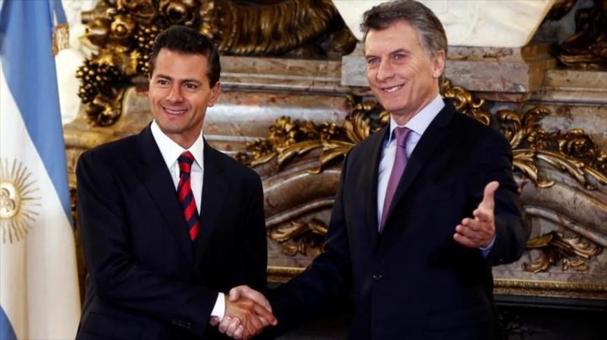El presidente de Argentina, Mauricio Macri (dcha.), recibe a su homólogo mexicano, Enrique Peña Nieto, en la Casa Rosada, Buenos Aires, 29 de julio de 2016.