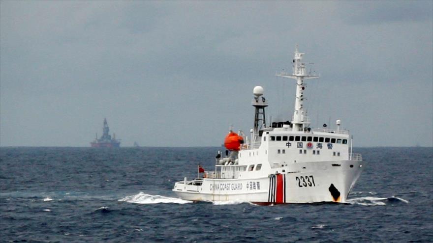 Un buque de la Guardia Costera de China navega por el mar del Sur de China.