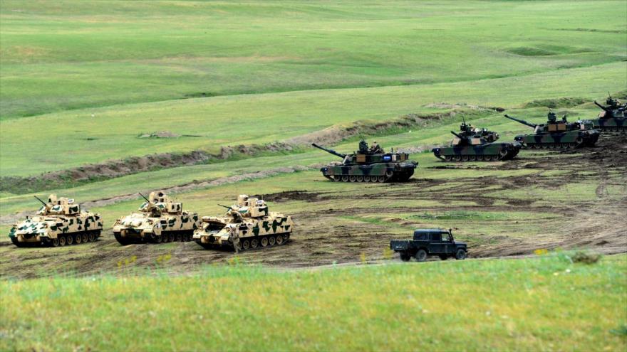 Tanques de combate tipo M1A2 Abrams y vehículos de combate de infantería Bradley durante los ejercicios militares conjuntos Noble Partner 2016 en Vaziani, en las afueras de Tiflis (capital de Georgia), 18 de mayo de 2016.