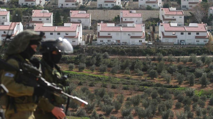 Fuerzas israelíes vigilan los asentamientos ilegales del régimen de Israel en los territorios ocupados palestinos.