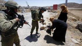 Policías enmascarados israelíes agreden a familia palestina