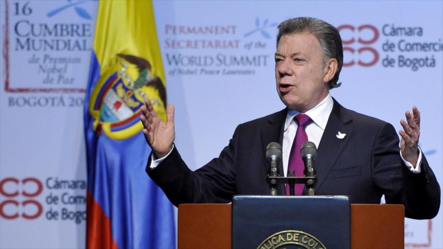 El presidente colombiano, Juan Manuel Santos, pronuncia un discurso en la ceremonia inaugural de la XVI Cumbre Mundial de Premios Nobel de la Paz en Bogotá, Colombia, 2 de febrero de 2017.