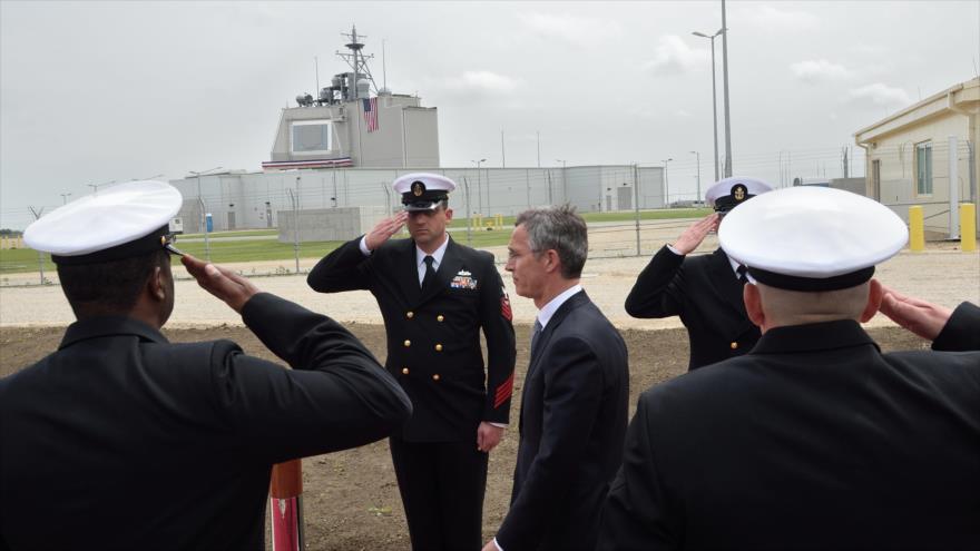 El primer ministro rumano, Dacian Ciolos (centro), en la ceremonia de la inauguración de la nueva instalación estadounidense del sistema de defensa de misiles balísticos en la base aérea de Deveselu, Rumanía, 12 de mayo de 2016.