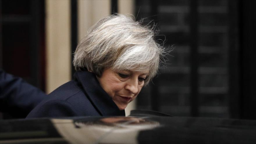 La primera ministra británica, Theresa May, sale del edificio núm. 10 de Downing Street para dirigirse hacia el Palacio de Westminster, en Londres, 8 de febrero de 2017.