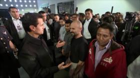Peña Nieto recibe en aeropuerto a deportados por EEUU
