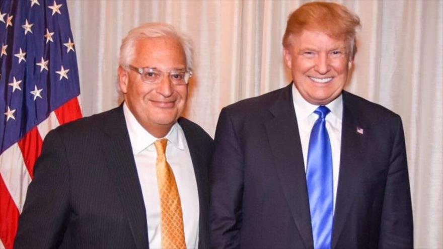 El presidente de EE.UU., Donald Trump (dcha.), junto a su candidato para embajador en los territorios palestinos, David Friedman.