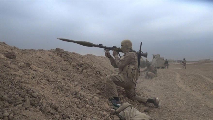 Integrantes del grupo terrorista EIIL combaten a las fuerzas gubernamentales en Nínive (Irak).